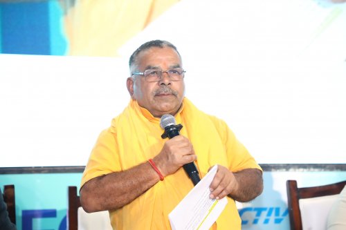 Uttar Pradesh Goseva Aayog Chairman Shyam Bihari Gupta urged farmers to rear livestock, install biogas plants and sprinkle biogas slurry on their fields. 