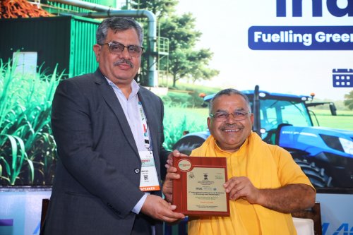 Harvir Singh, Editor-in-chief, Rural Voice presenting memento to Shri Shyam Bihari Gupta.