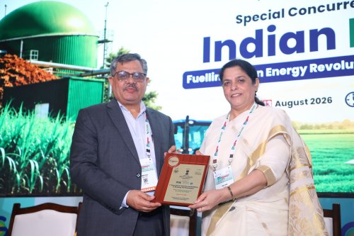 Harvir Singh, Editor-in-chief, Rural Voice presenting memento to Dr Kaniz Fatima.