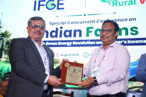 Harvir Singh, Editor-in-chief, Rural Voice presenting memento to Shri Balram Verma.