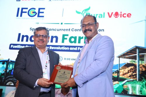 Harvir Singh, Editor-in-chief, Rural Voice presenting memento to Shri Tushar Patil.