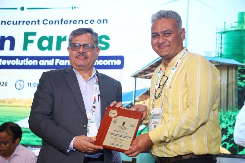 Harvir Singh, Editor-in-chief, Rural Voice presenting memento to Shri Sachin Sakalle.