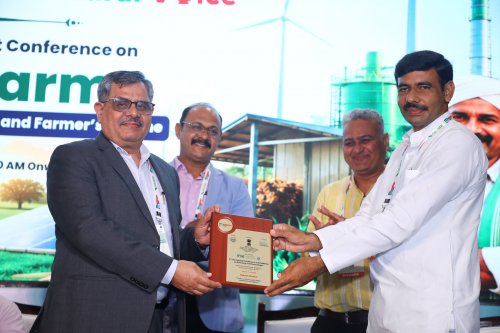 Harvir Singh, Editor-in-chief, Rural Voice presenting memento to Shri Umesh Kumar.