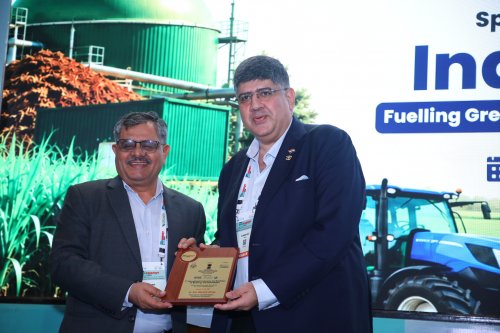 Harvir Singh, Editor-in-chief, Rural Voice presenting memento to Lt Col (Retd.) Monish Ahuja.