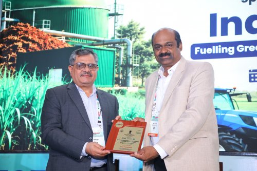 Harvir Singh, Editor-in-chief, Rural Voice presenting memento to Dr A.V. Umanath.