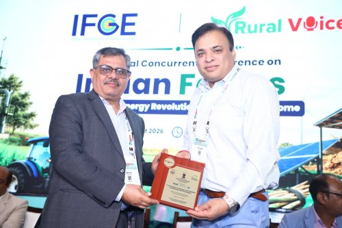 Harvir Singh, Editor-in-chief, Rural Voice presenting memento to Shri Nikhil Chandra.