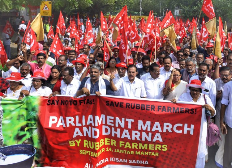Rubber growers protest in Delhi