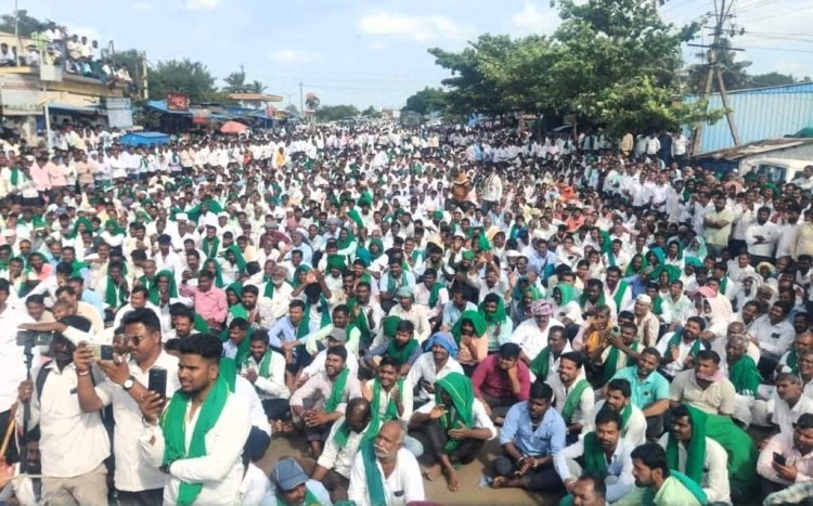 Karnataka Sugarcane Farmers’ Protest: Highways Blocked Over 3,500 per Ton Price Demand