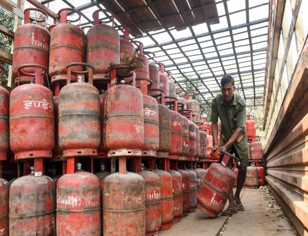 Govt Regulates Natural Gas Supply Amid West Asia Crisis, Prioritises CNG, PNG and Fertiliser Sectors