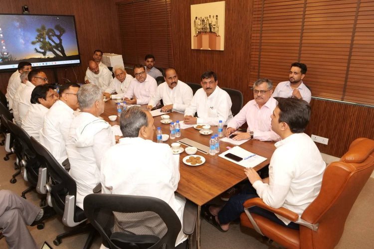 Sugarcane Control Order 2026 Sparks Concerns; Farmer Leaders Urge Jayant Chaudhary to Protect Kolhu and Khandsari Units